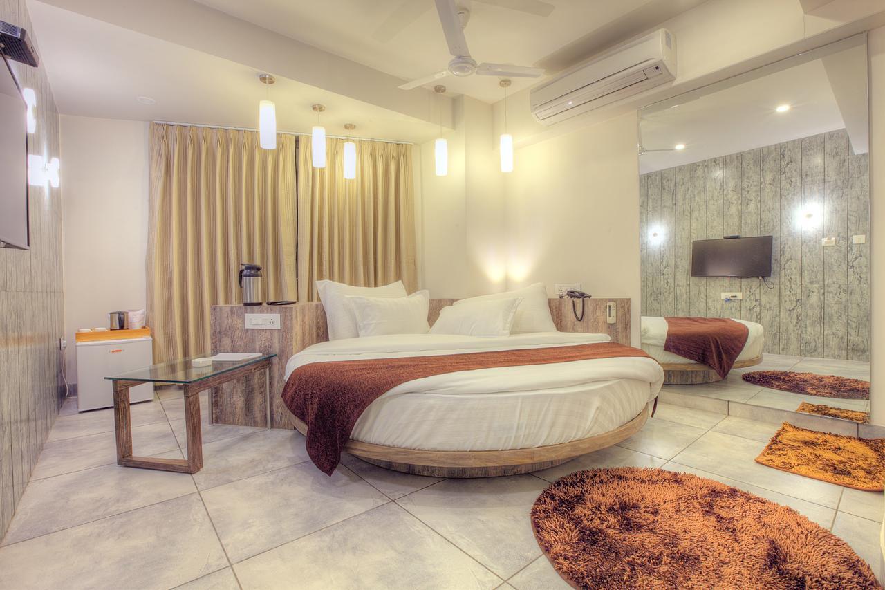 Scenaria Hotel Ahmedabad Exterior foto